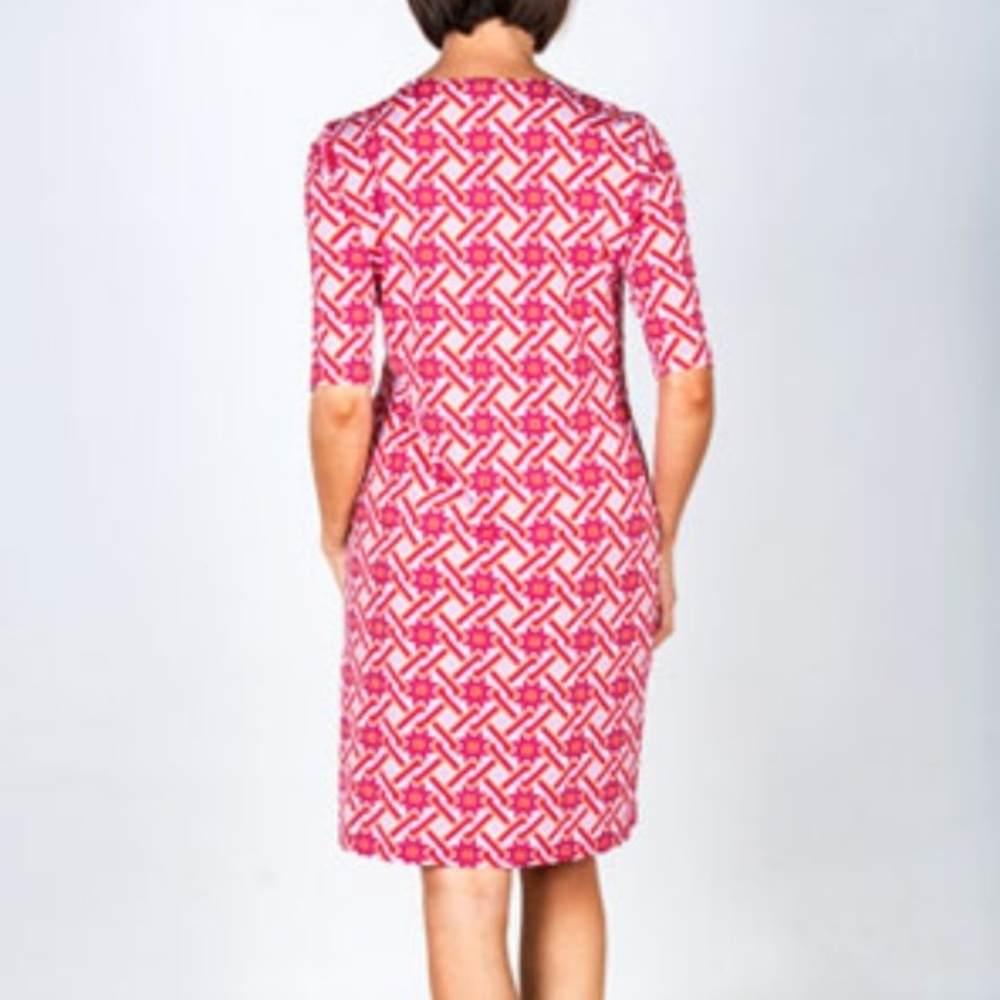 Squared Geometric Short Sleeve V-Neck Shift Dress - Picture 2 of 3